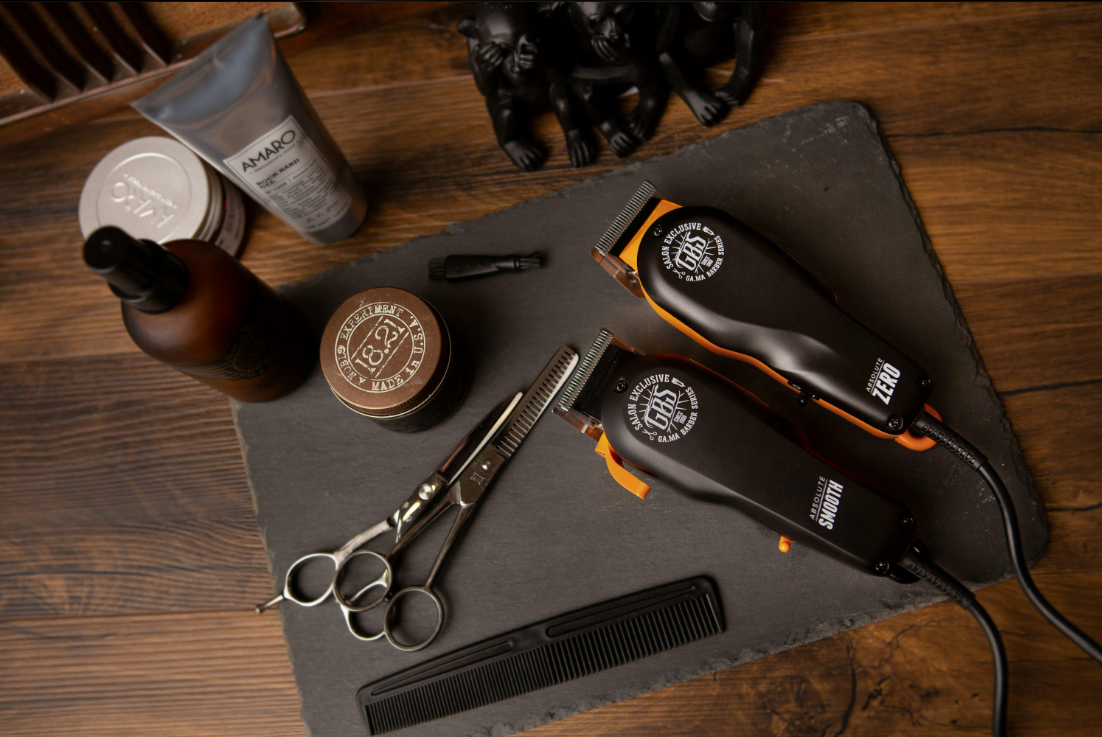 Máquinas e instrumentos de barbearia sobre bancada de madeira